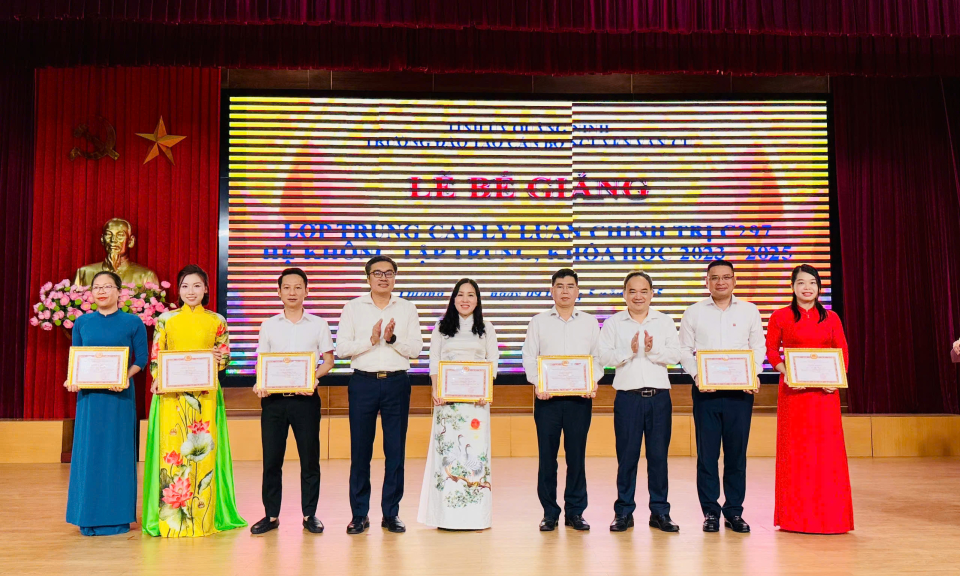 Bế giảng lớp Trung cấp LLCT hệ không tập trung