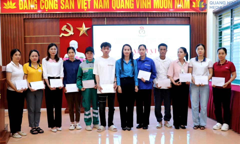 LĐLĐ huyện Vân Đồn: Ra mắt 7 công đoàn cơ sở và trao hỗ trợ cho công nhân lao động có hoàn cảnh khó khăn dịp Tháng Công nhân