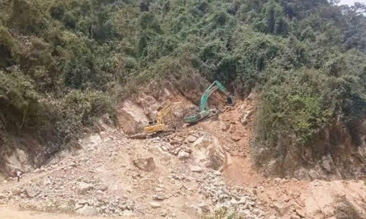 Đá lăn đè trúng máy xúc khiến một công nhân tử vong