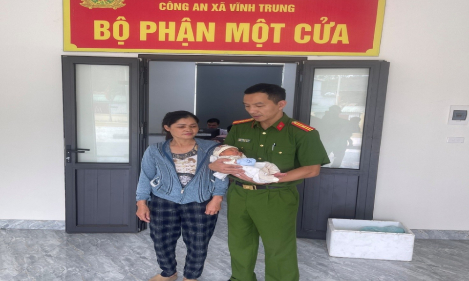 Móng Cái: Cán bộ Công an xã kịp thời đưa cháu bé sơ sinh bị bỏ rơi về chăm sóc