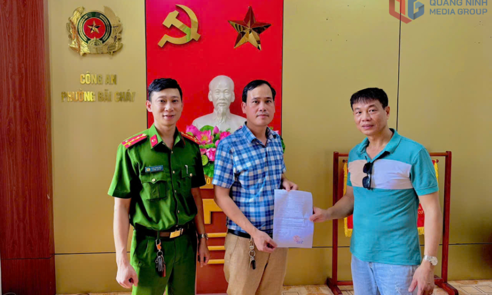 Công an phường Bãi Cháy giúp người dân nhận lại gần 500 triệu chuyển khoản nhầm