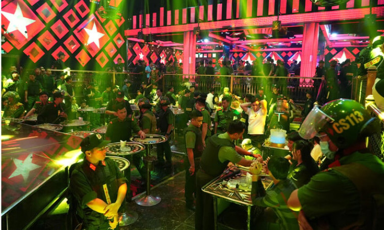 Bắt giam chủ quán cùng 21 người sau vụ đột kích quán bar Paris Night Club
