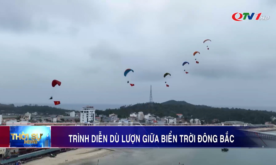 Trình diễn dù lượn giữa biển trời Đông Bắc