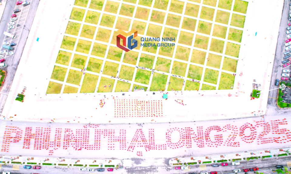 TP Hạ Long: Hơn 2000 phụ nữ đồng diễn bên bờ di sản Vịnh Hạ Long