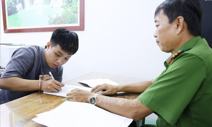 Vận động đối tượng giết người bỏ trốn sang Campuchia về đầu thú