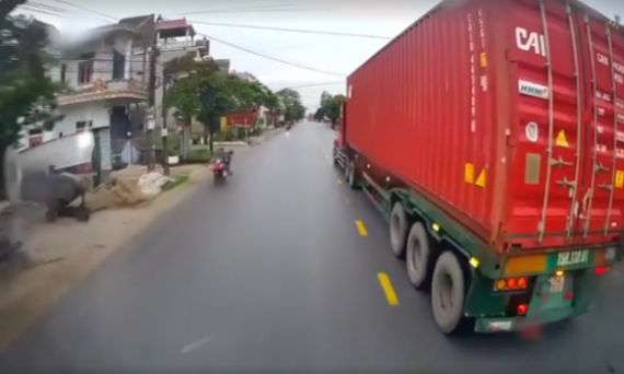 Tai nạn từ cú vẩy lái 'dằn mặt' của xe container