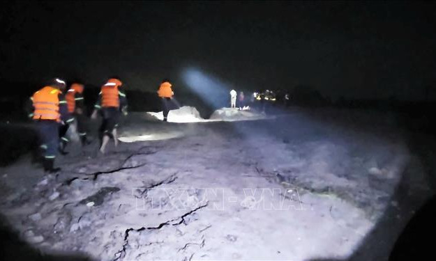 Xuyên đêm tìm kiếm người nghi bị nước cuốn sau mưa lớn ở Bình Dương