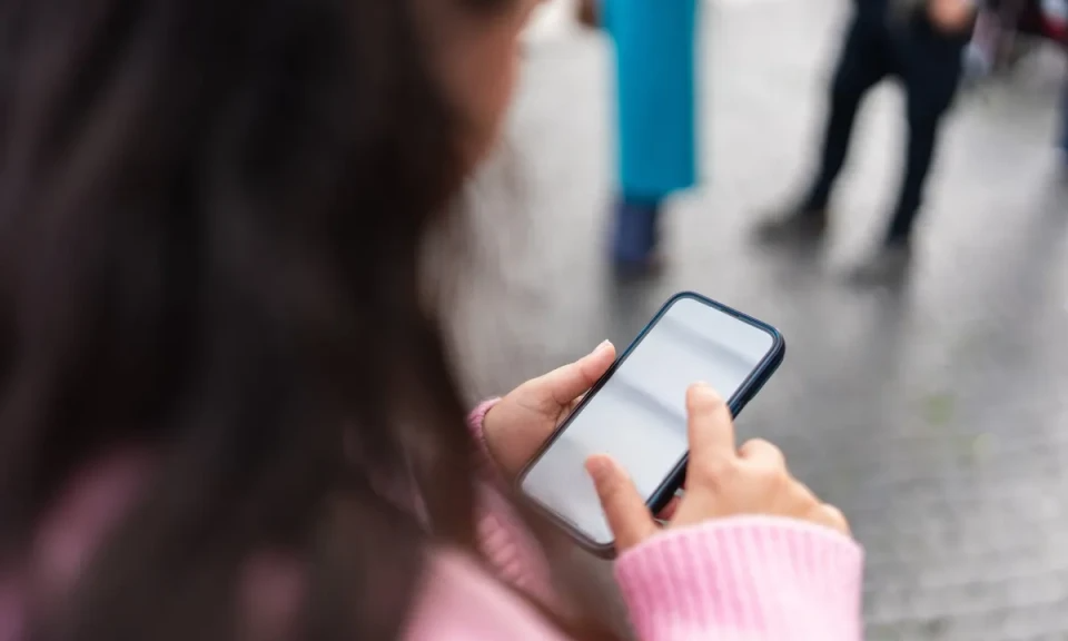 Người dùng smartphone có nên sử dụng miếng dán màn hình chống nhìn trộm?