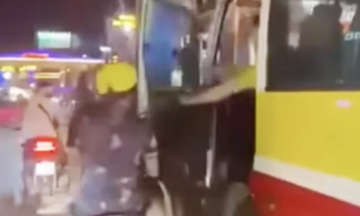 Mở cửa xe buýt đập vào người đi xe máy, mở thêm lần nữa đe dọa, cuối cùng... nhận phạt