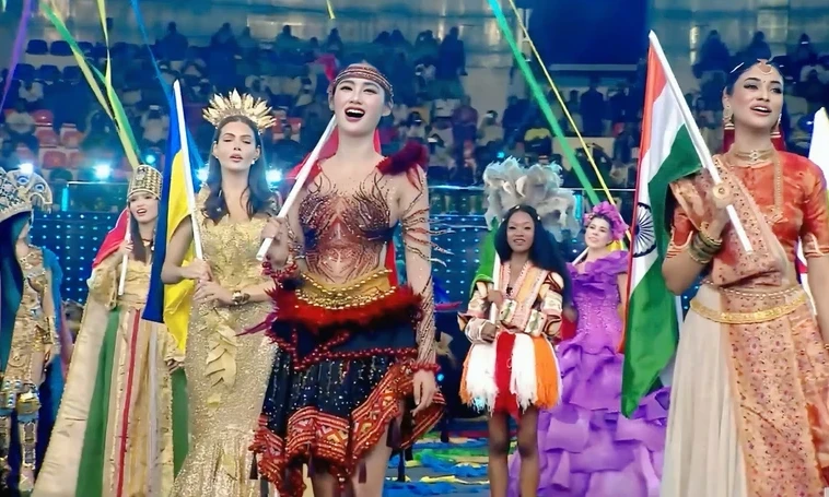 Đương kim Miss World bất ngờ khi xem Hoa hậu Ý Nhi trình diễn đêm khai mạc