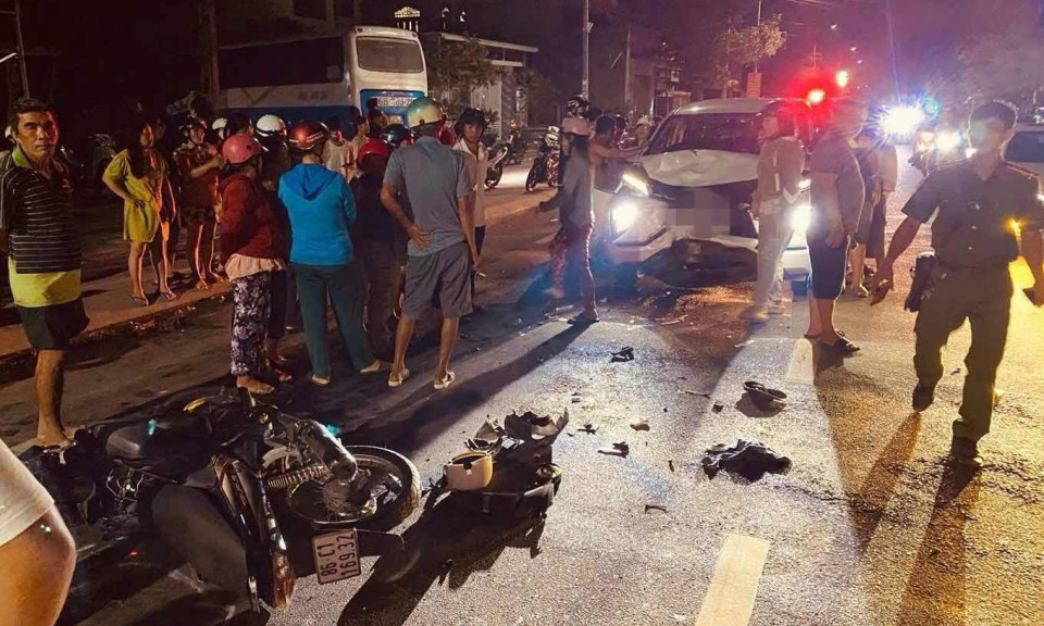 Xe máy và ôtô tông đối đầu trên Quốc lộ 28 khiến 2 người thương vong