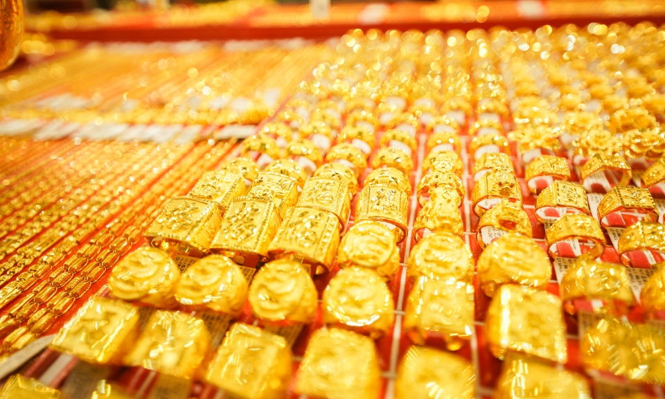 Giá vàng trong nước đắt hơn thế giới 18 triệu đồng