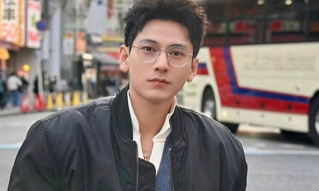 Anh trai say hi Isaac gây sốt với hình ảnh hát dưới mưa giông ở sân Mỹ Đình