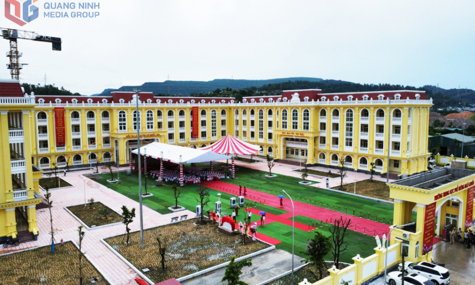 Công nhận Quảng Ninh đạt chuẩn phổ cập giáo dục tiểu học và trung học cơ sở mức độ 3