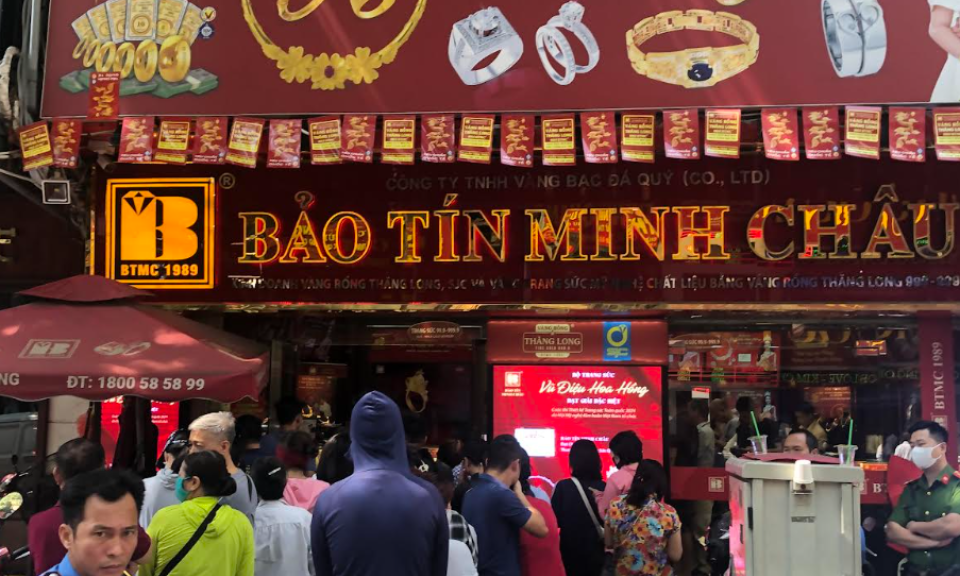 Giá vàng giảm mạnh từ đỉnh 124 triệu đồng/lượng, nhiều người tranh thủ mua vào