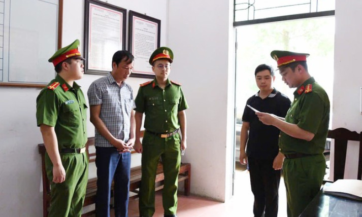 Bắt khẩn cấp chủ tịch xã làm ngơ cho khai thác đất rừng trái phép