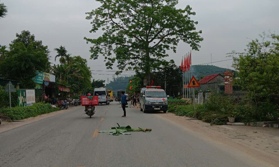 Nghệ An: Xe máy va chạm xe đầu kéo trên quốc lộ, một phụ nữ tử vong
