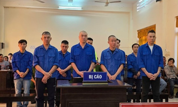 Mâu thuẫn tiền bạc, 2 nhóm hỗn chiến nổ súng làm 2 người bị thương