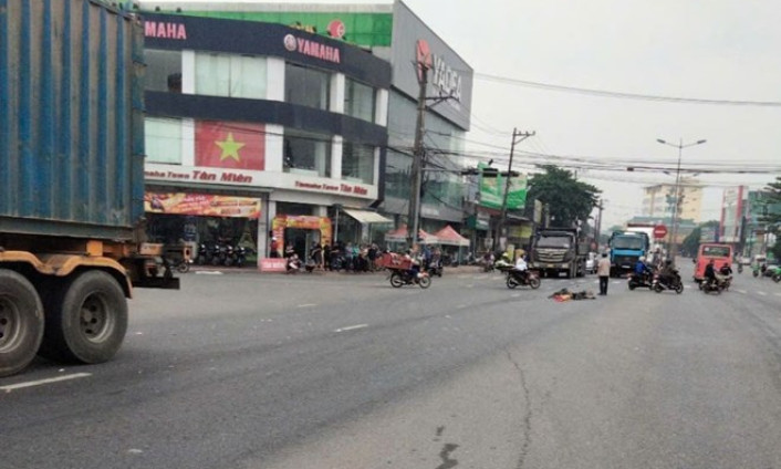 Tai nạn giữa xe đạp và ôtô đầu kéo khiến người phụ nữ tử vong