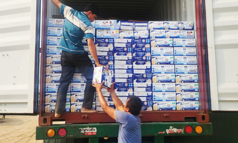 Cán bộ hải quan tiếp tay buôn lậu 4.000 thùng sữa từ Mỹ về Việt Nam