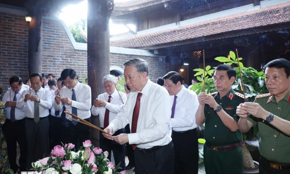 Tổng Bí thư Tô Lâm dâng hương tưởng nhớ Chủ tịch Hồ Chí Minh tại Nghệ An