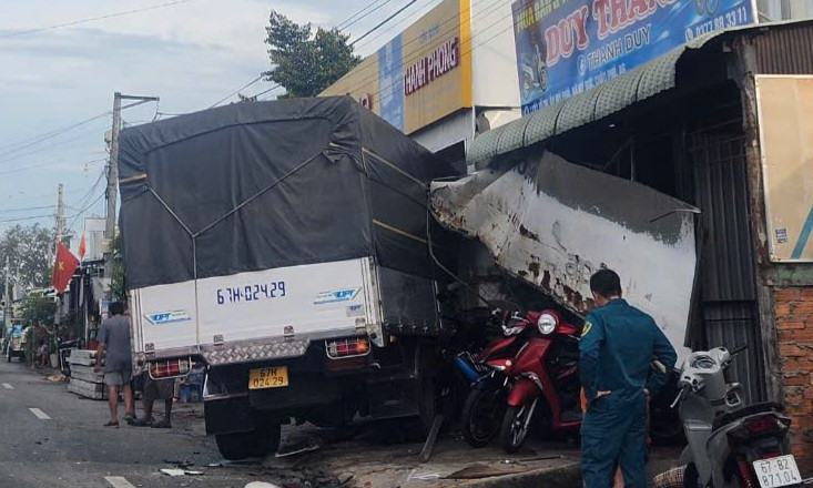 Tránh xe bán tải, xe tải đâm vào nhà dân trên QL91 qua An Giang