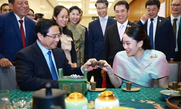 Vietnamese, Thai Prime Ministers contemplate traditional Vietnamese handicraft products