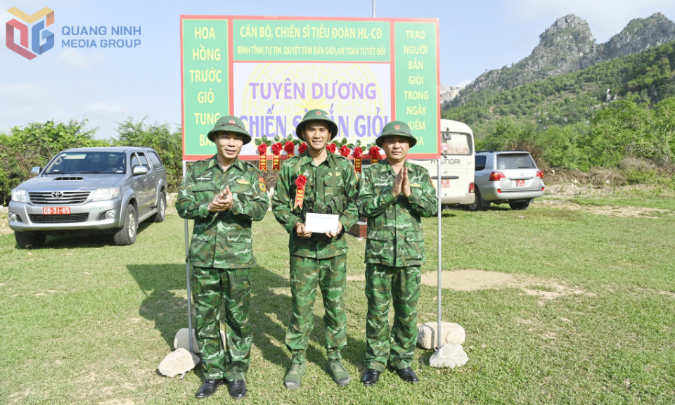 Chiến sĩ mới Bộ đội Biên phòng tỉnh thực hành “3 tiếng nổ” 