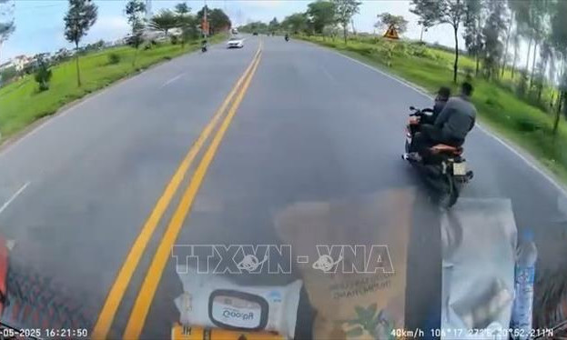 Xử lý nghiêm thanh niên điều khiển xe mô tô cản trở, ngăn chặn xe ô tô lưu thông