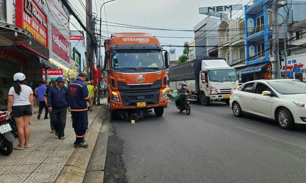 Người đàn ông đứng chờ đèn đỏ tử vong do xe tải tự trôi, cán qua người