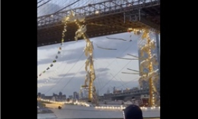 Tàu hải quân Mexico va vào cầu Brooklyn ở New York khiến hàng chục người bị thương