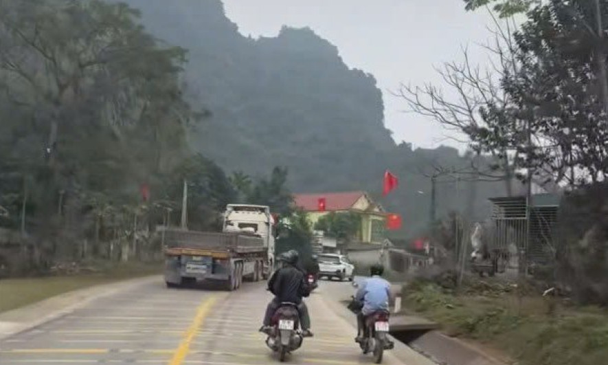 Xử lý tài xế đầu kéo đi sai làn từ clip người dân cung cấp