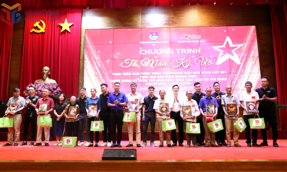 Xúc động Chương trình “Tô màu ký ức” - Trao tặng di ảnh phục dựng chân dung các Anh hùng liệt sĩ