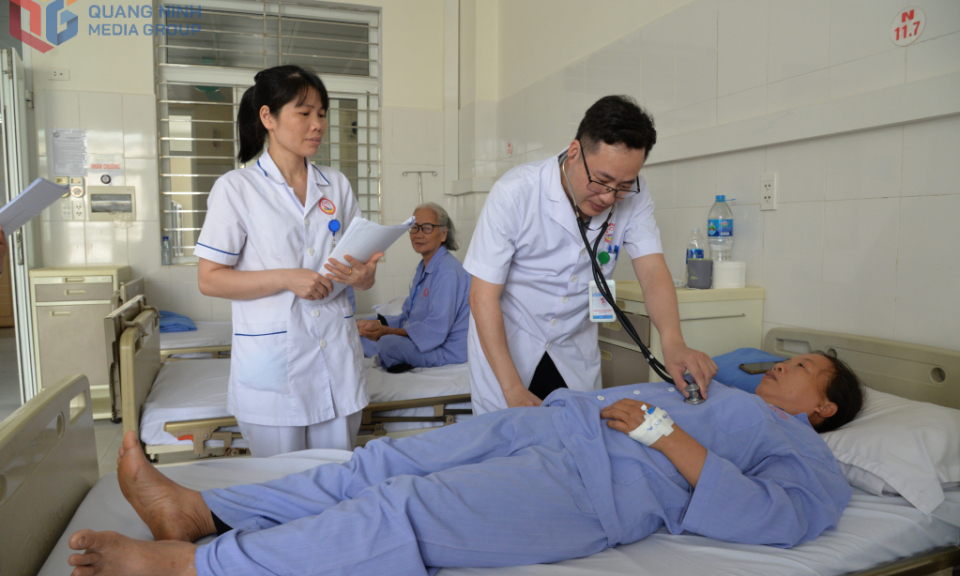 Bác sĩ trẻ tận tâm vì người bệnh