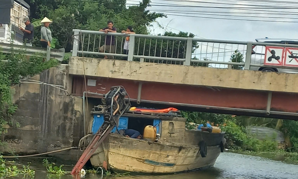 Long An: Va vào dầm cầu, người đàn ông chạy ghe bầu tử vong