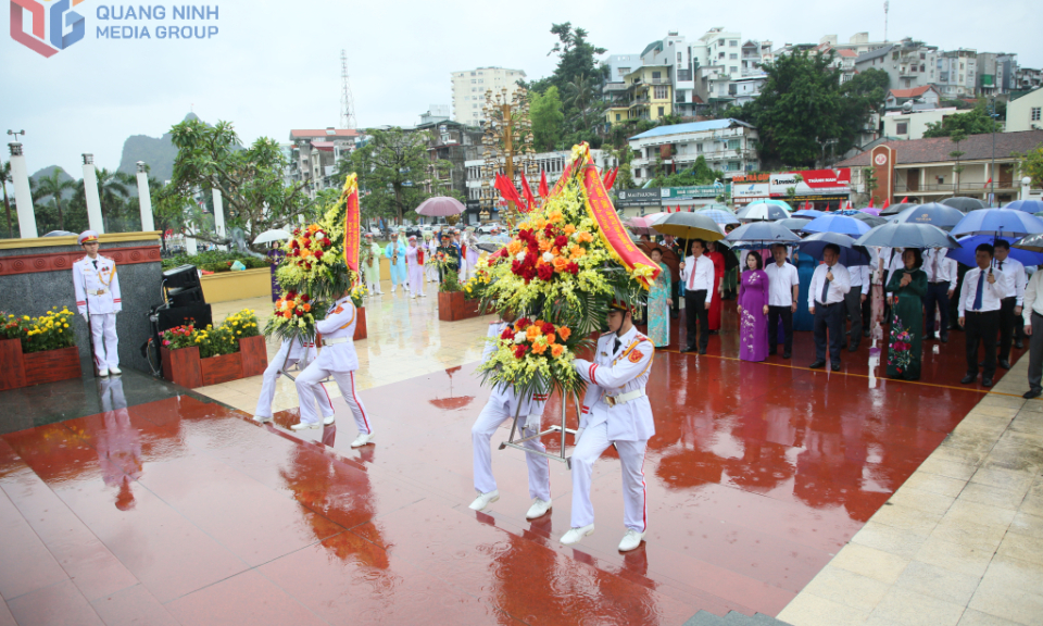 Đoàn đại biểu tỉnh dâng hương tưởng niệm Chủ tịch Hồ Chí Minh và các anh hùng liệt sĩ