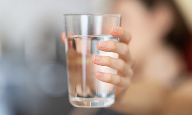 Chuyên gia cảnh báo bỏ ngay thói quen đợi khát mới uống nước