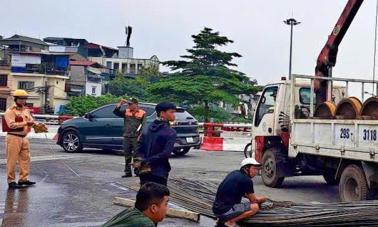 Phạt nặng tài xế, chủ xe làm rơi bó sắt gây ùn tắc cầu Chương Dương