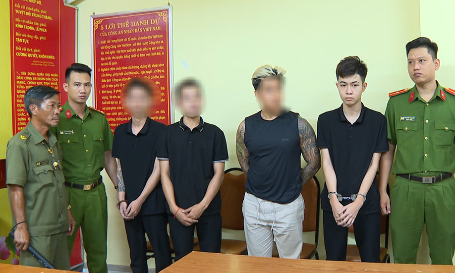 Bắt khẩn cấp đối tượng đập vỏ chai bia vào đầu người nước ngoài ở phố Tây TPHCM