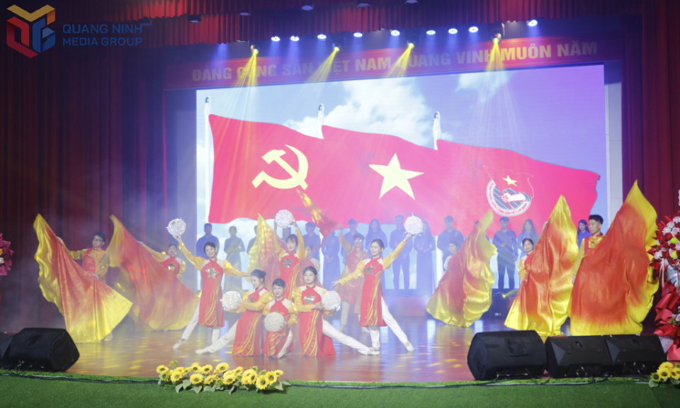 Chương trình nghệ thuật “Bản hùng ca sông núi” tại thành phố Móng Cái