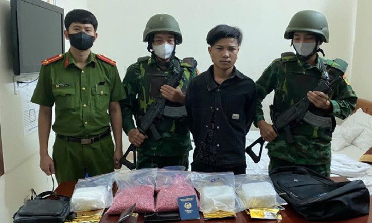 Bắt đối tượng vận chuyển 3kg ma túy đá và 40.000 viên ma túy tổng hợp