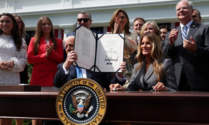 Ông Trump ký luật cấm chia sẻ 'ảnh nóng' trả thù