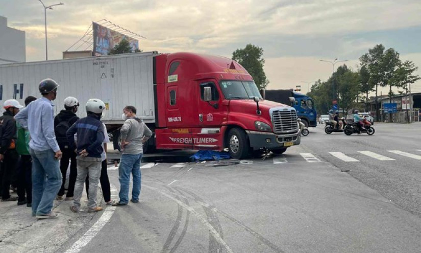 Người đàn ông đi môtô bị tai nạn tử vong dưới gầm xe container