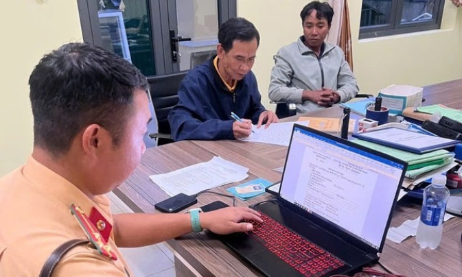 Xử phạt tài xế lái ô tô ngược chiều trên cao tốc Liên Khương - Prenn