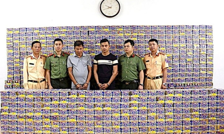 Công an nổ súng, trấn áp xe ô tô chở pháo lậu