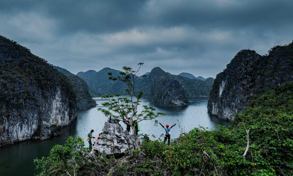 Đu dây, chèo kayak khám phá hồ Hang Vẹm trên đảo Cát Bà