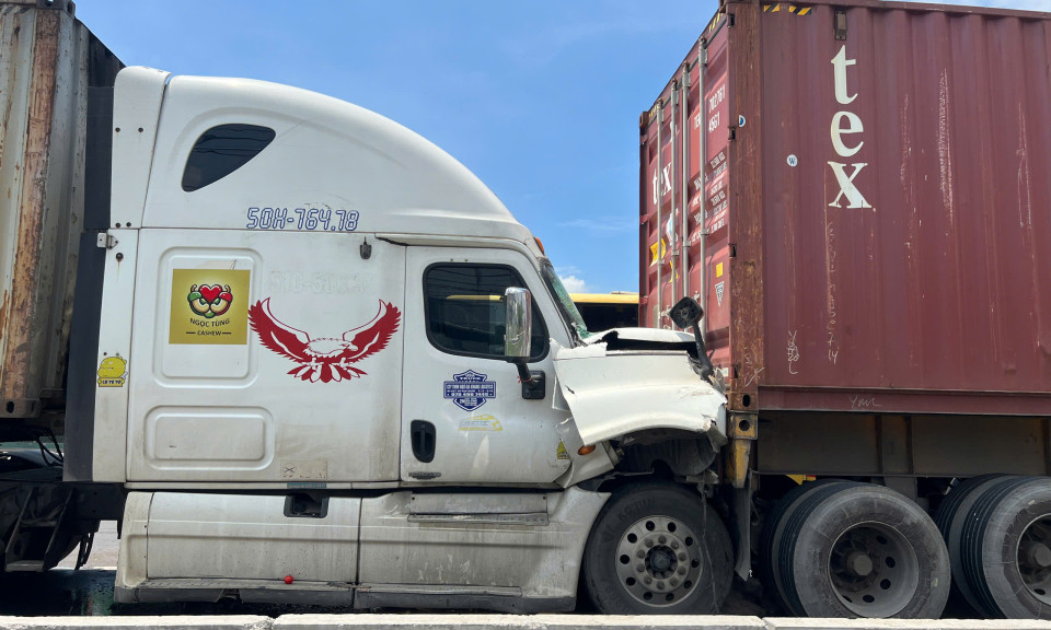 Bốn xe ô tô tông liên hoàn, cửa ngõ phía Đông TP.HCM ùn tắc kéo dài