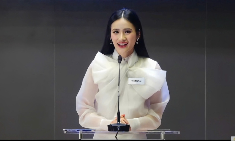 Hành động bất ngờ ghi điểm của Ý Nhi tại Miss World