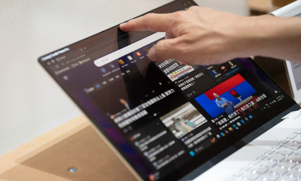 Laptop màn gương không bị chói