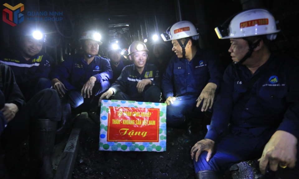 Phó Tổng giám đốc TKV thăm, động viên thợ mỏ Than Vàng Danh và Than Nam Mẫu